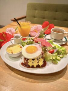 ピョコトラ ロコモコ